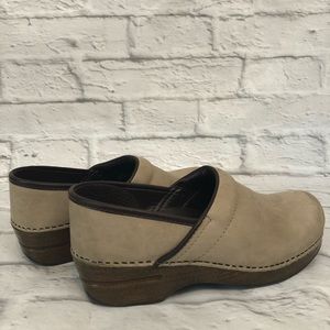 Dansko sand dollar leather tan shoes size 9